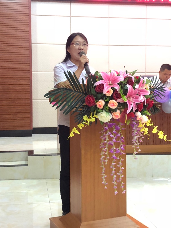東鳳校優(yōu)秀教師易瓊英老師作為教師代表發(fā)言.JPG