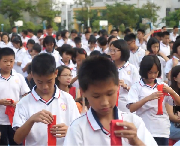 4.摘紅領(lǐng)巾.jpg