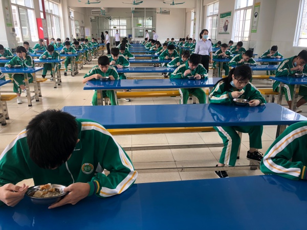 學(xué)生在餐廳安靜就餐.JPG