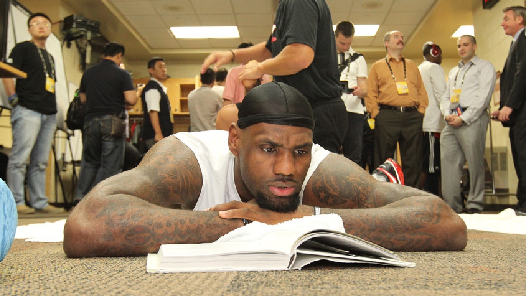 【NBA】勒布朗愛讀書？名宿：他只是在書上涂色