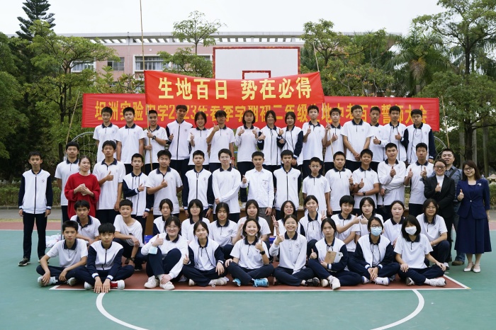 秣馬揚(yáng)鞭酬壯志，奮楫篤行鑄輝煌