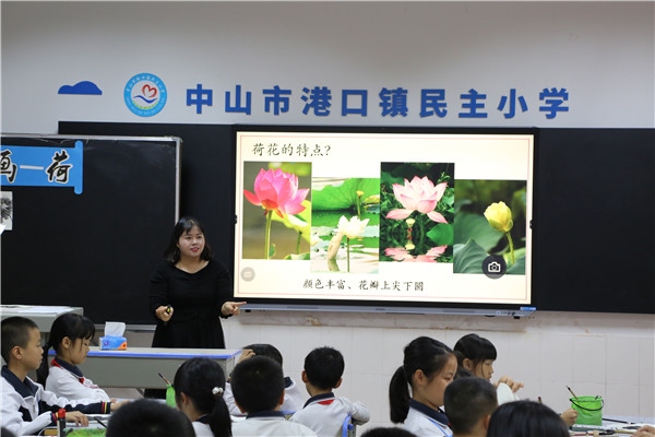 “童心向黨詠經(jīng)典 詩(shī)韻流香潤(rùn)童年”