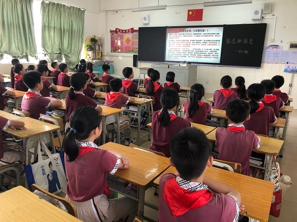 新圩小學(xué)開展愛國(guó)主義教育主題班會(huì)