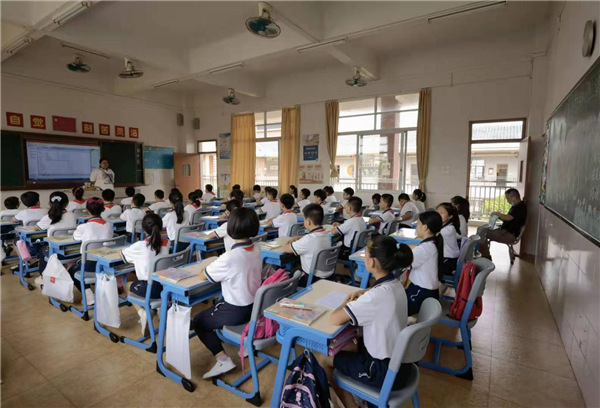 翠亨小學(xué)：中山市人民政府督學(xué)、南朗街道教育和體育事務(wù)中心副主任黃嘉宏到翠亨小學(xué)觀課調(diào)研