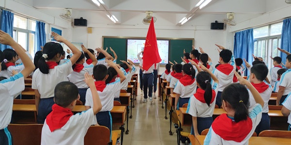 石特小學(xué)“請(qǐng)黨放心 強(qiáng)國(guó)有我”少先隊(duì)入隊(duì)儀式