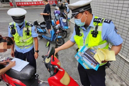 提高頭盔佩戴率！小欖交警推出多項措施