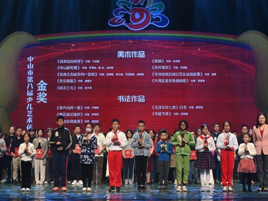 這項市級少兒藝術(shù)比賽，來自火炬一中的她獲得書法類金獎