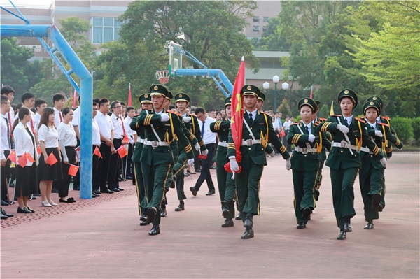 紅旗揮舞，歌聲飄揚(yáng)，中山一中8000師生為祖國(guó)送祝福