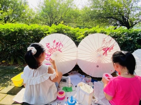 大手牽小手，“繪”出對(duì)祖國(guó)的祝福