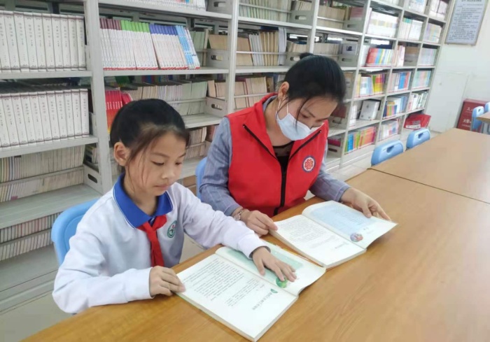 沐浴書香，共同成長，向黨致敬 ——火炬開發(fā)區(qū)第二小學(xué)開展親子閱讀