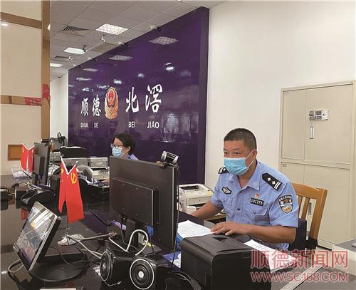 戶政窗口“老黃?！?暖心服務(wù)解民憂