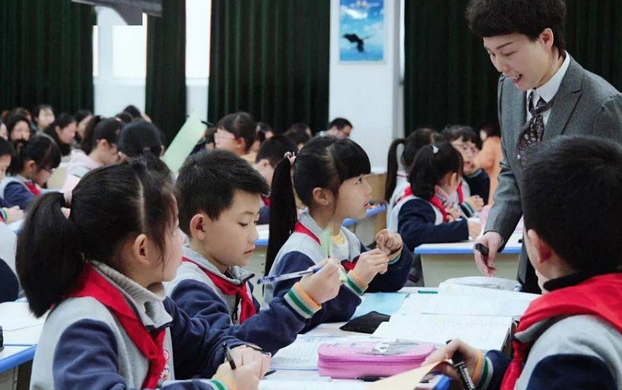 課后延時服務(wù)實施，一老師口出狂言勸退家長，“你家沒有人了？”