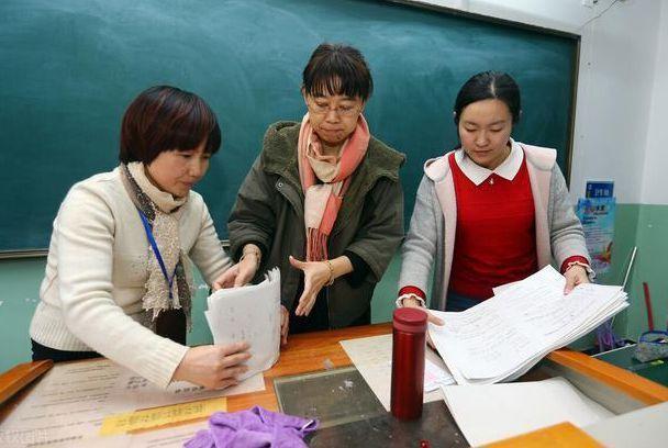 “為啥我教學(xué)20年還是初級(jí)職稱”？教師留言引熱議，官方回應(yīng)來了