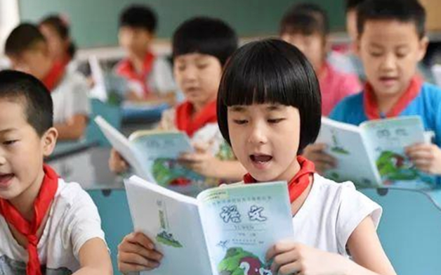 “爸爸在忙，媽媽不打扮了”，課本封面和三胎有關(guān)？官方親自辟謠