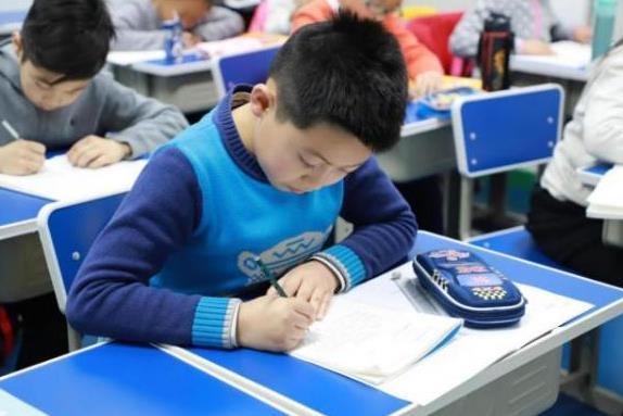 雙減繼續(xù)發(fā)威，“周中”上課或成歷史，小學(xué)生的快樂(lè)生活來(lái)了
