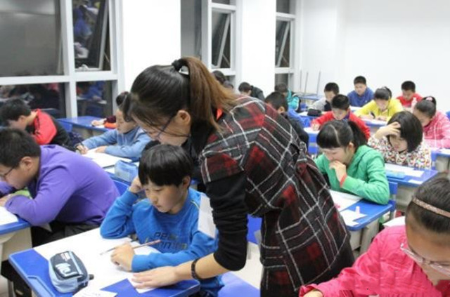 年輕的女老師被辭退，理由竟然是因?yàn)椤半p減”，到底發(fā)生了什么