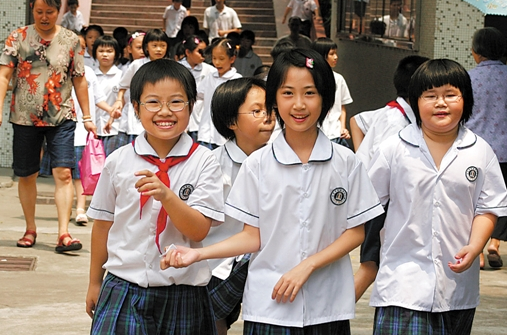 學?！疤靸r校服”賬單曝光，家長勇敢簽下“不同意”，獲網(wǎng)友支持