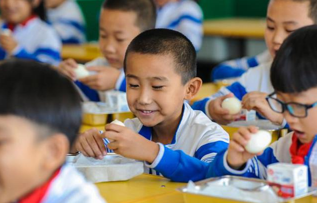 “睡眠令”落地，各地中小學(xué)調(diào)整到校時(shí)間，家長(zhǎng)表示新問(wèn)題出現(xiàn)