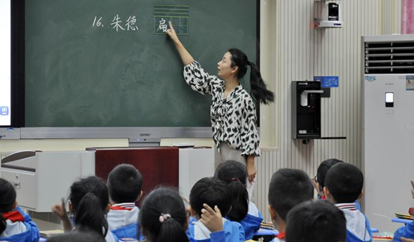 老師補(bǔ)課遭禁，兼職微商被舉報(bào)并查處，老師靈魂反問(wèn)誰(shuí)來(lái)替我養(yǎng)家