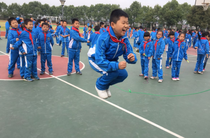 “天價(jià)校服”賬單出爐，一家長(zhǎng)勇敢簽下“不同意”，收到網(wǎng)友點(diǎn)贊