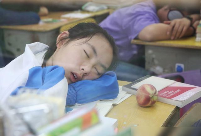 教育部下發(fā)“睡眠令”，推遲中小學(xué)到校時(shí)間，孩子睡好家長卻犯愁