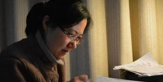 55歲女高級(jí)教師堅(jiān)決不退休，占著高職名額，年輕老師急了……