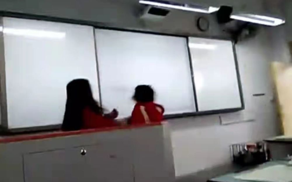 四川金堂一女老師課堂上扇女學(xué)生耳光，教育局：情況屬實，正調(diào)查