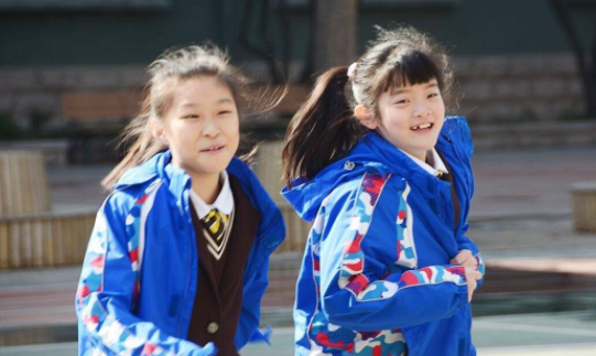 上海一小學(xué)收2320元校服費(fèi)，校服清單里還有背心？家長(zhǎng)回復(fù)