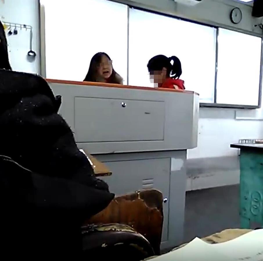 四川金堂一女老師上課當(dāng)眾扇學(xué)生耳光，當(dāng)?shù)乜h教育局已介入調(diào)查