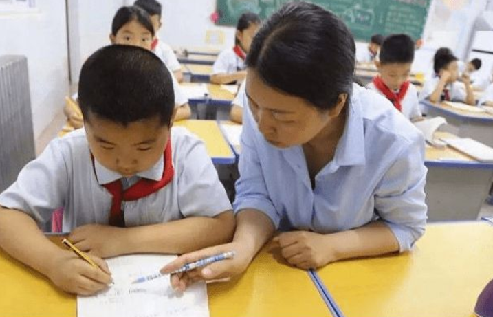首個(gè)因“雙減”被開除的老師，引發(fā)家長(zhǎng)憤怒，學(xué)校的做法值得稱贊