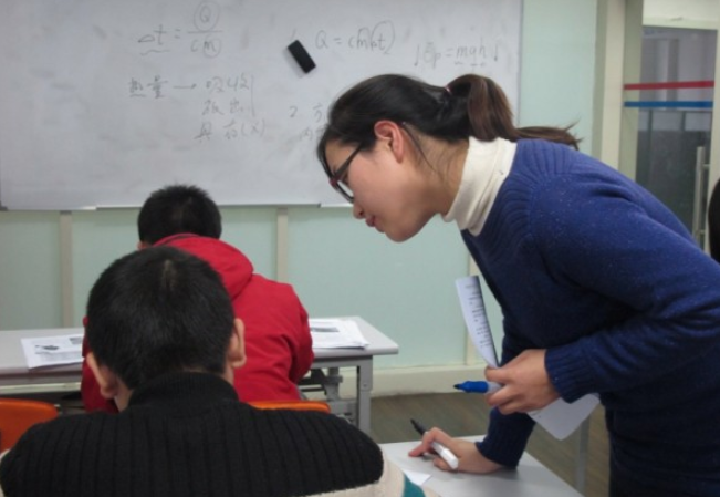 培訓(xùn)機(jī)構(gòu)受限后，教師又開辟了“新財(cái)路”，家長乖乖把錢奉上