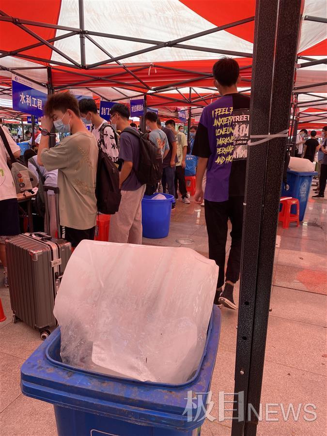 武漢一所大學來了14名小巨人，最矮的都有1米9