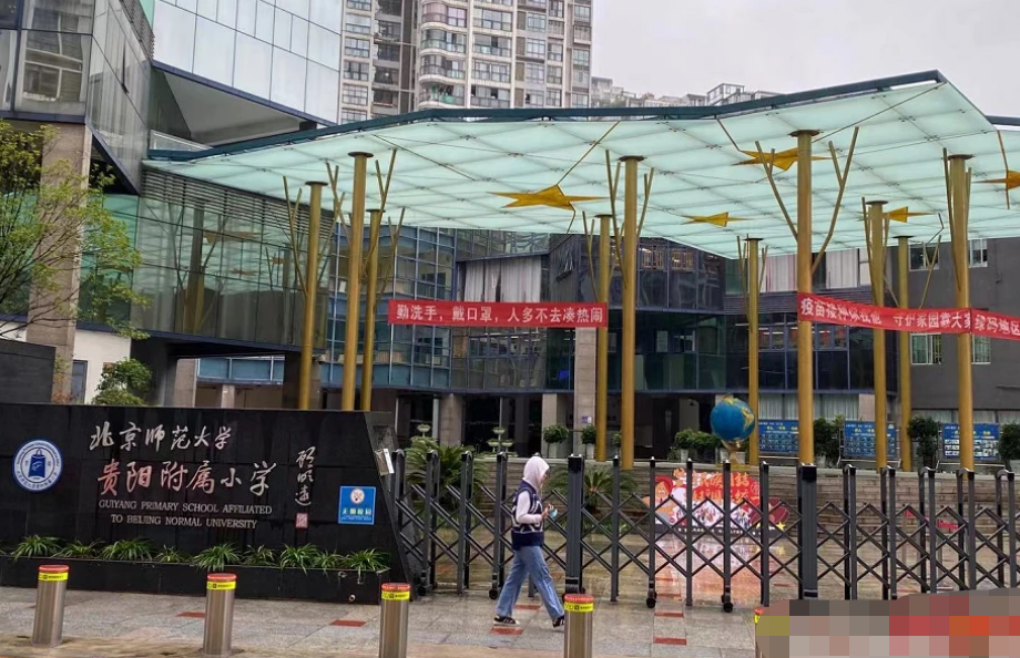 “頂流小學”37名家長，聯(lián)名要求7歲女孩退學，原因是什么？