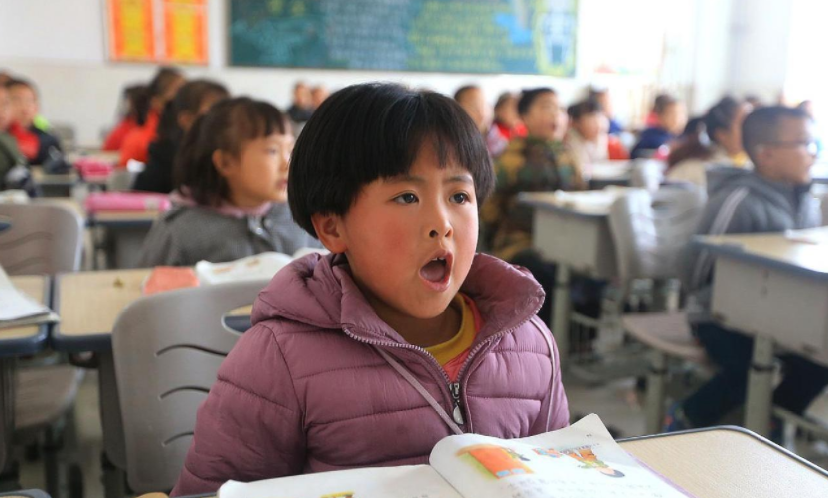 河南某小學(xué)兩名老師被調(diào)走，校長請(qǐng)村民來代課，家長顧慮重重