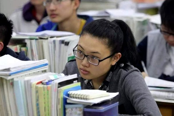教育部發(fā)通知，中小學(xué)將實行“新規(guī)定”，學(xué)生想偷玩手機不可能了