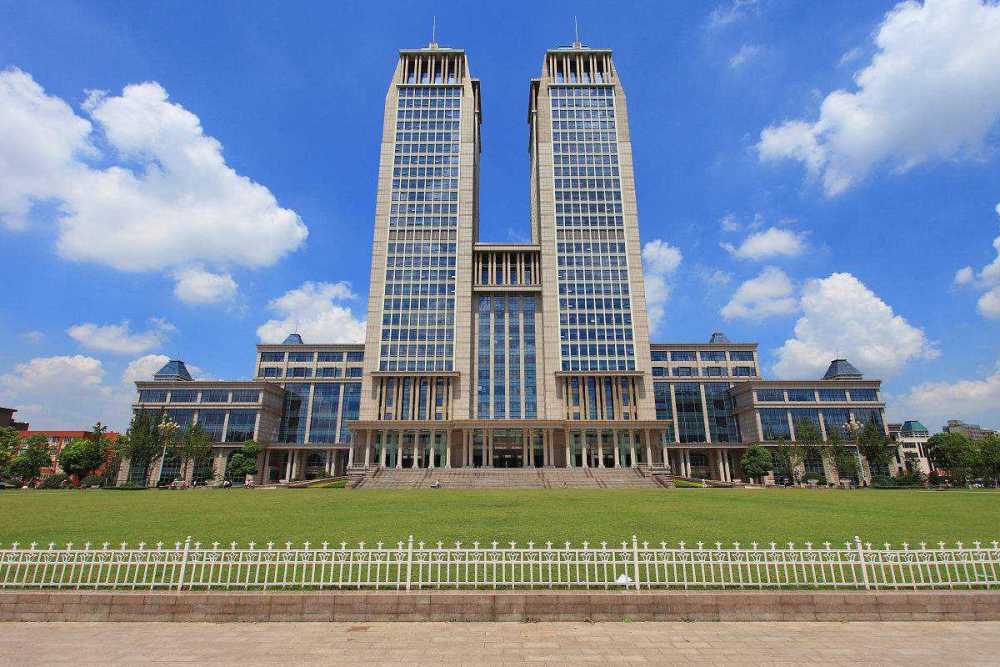 上海多所高校出現(xiàn)“天價學費”，家長表示壓力很大，吃不消