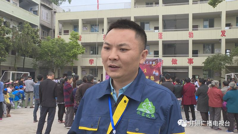 愛心人士到井研捐資助學(xué)、捐建校園足球場(chǎng)