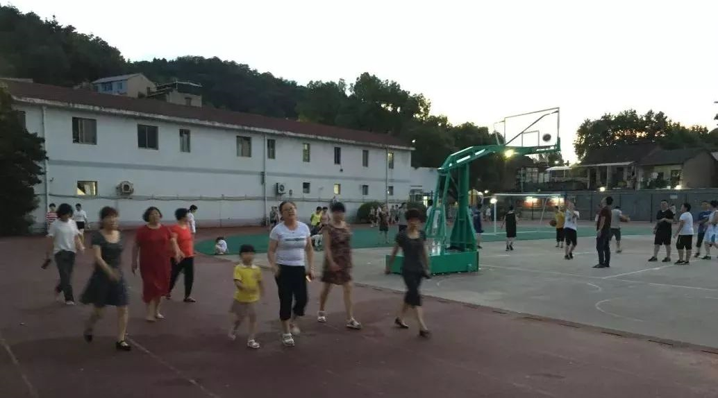 9所符合條件的城區(qū)學校的體育場地全部向社會開放。