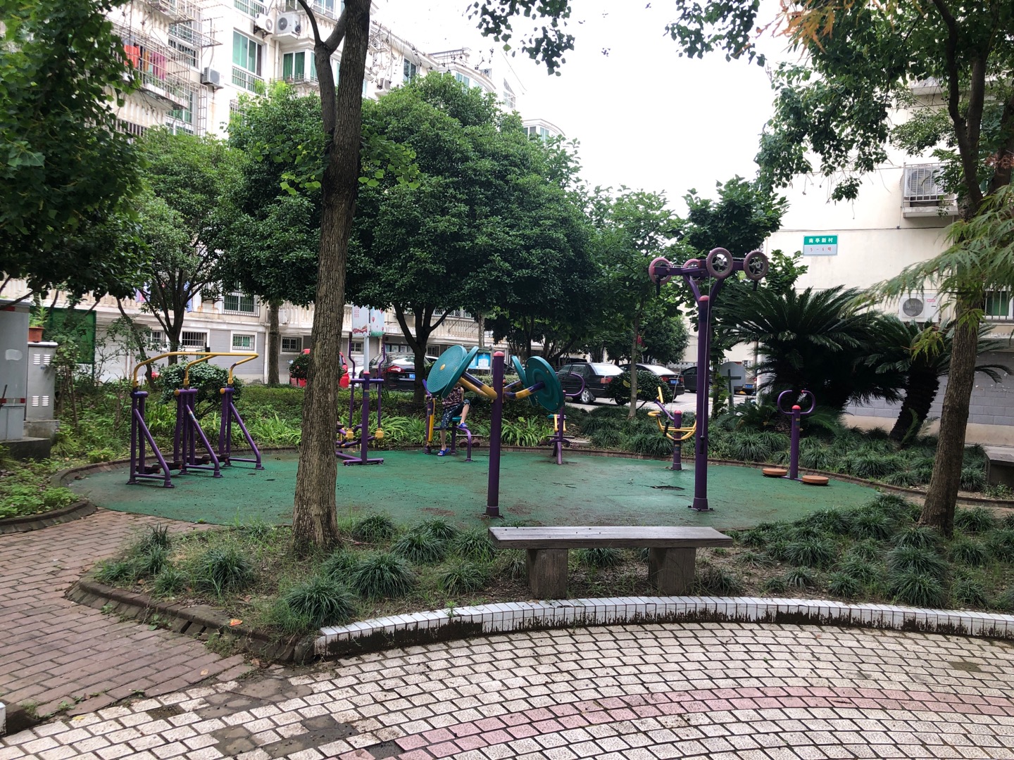 南街居委健身點(diǎn)①