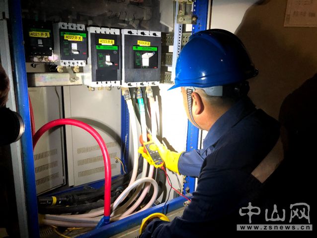 中山南朗供電分局運(yùn)維人員夜巡檢查設(shè)備。吳琪琪 攝.jpg