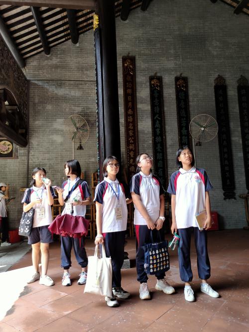 學(xué)生們無一不被招氏五世祠精美淳樸的古建筑群深深吸引著。.jpg