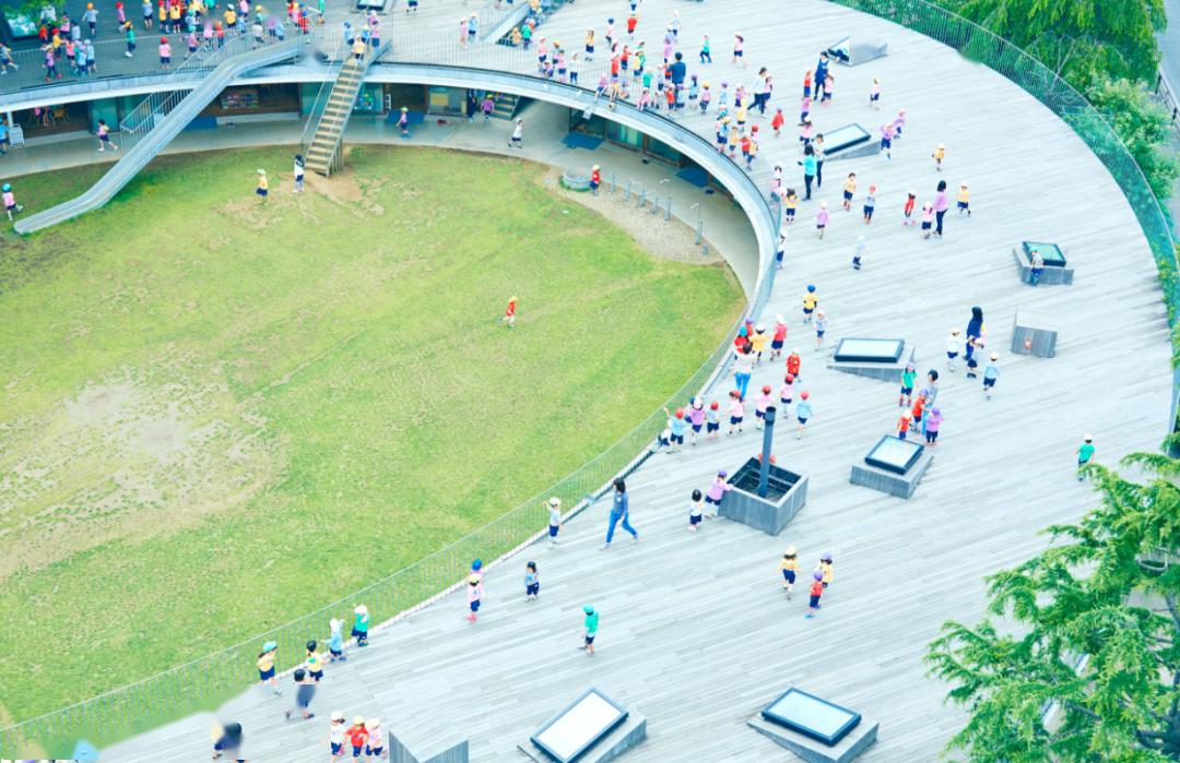 極簡設(shè)計(jì)的幼兒園成為孩子釋放天性的樂園