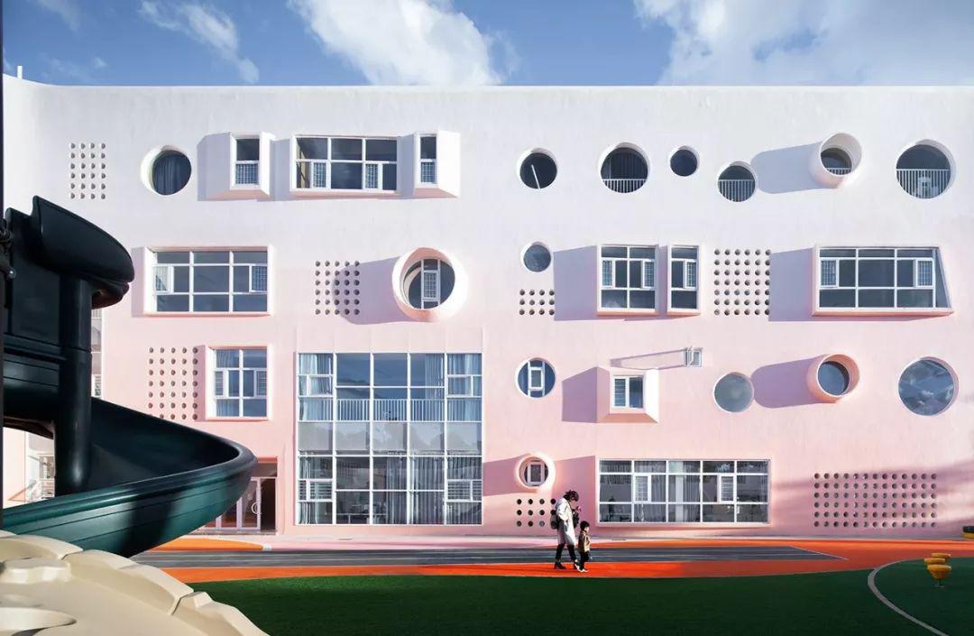 極簡設(shè)計(jì)的幼兒園成為孩子釋放天性的樂園