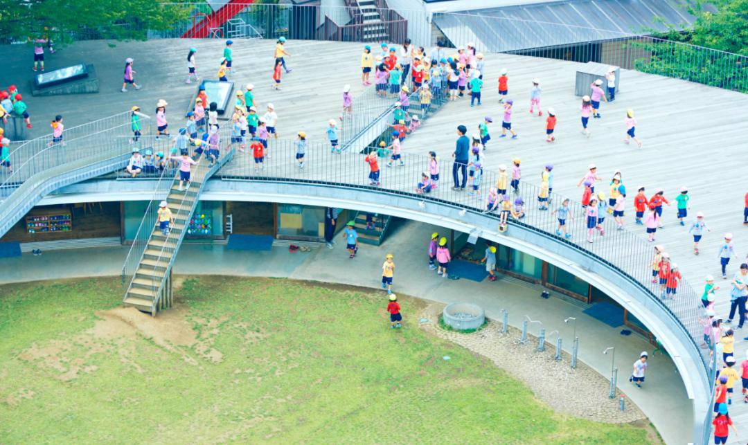 極簡設(shè)計(jì)的幼兒園成為孩子釋放天性的樂園