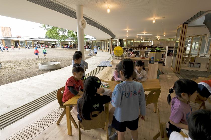極簡設(shè)計(jì)的幼兒園成為孩子釋放天性的樂園