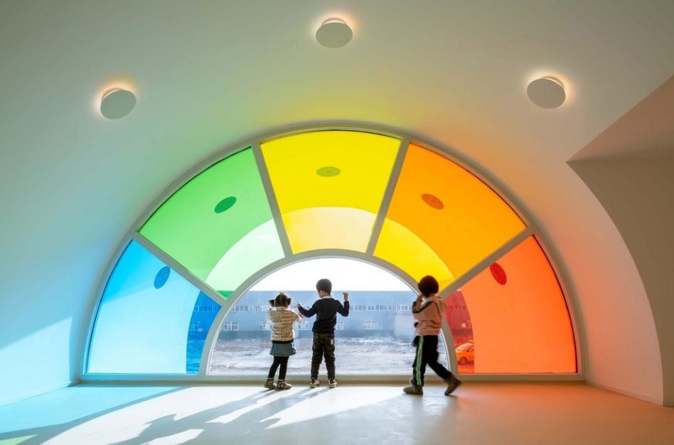 極簡設(shè)計(jì)的幼兒園成為孩子釋放天性的樂園