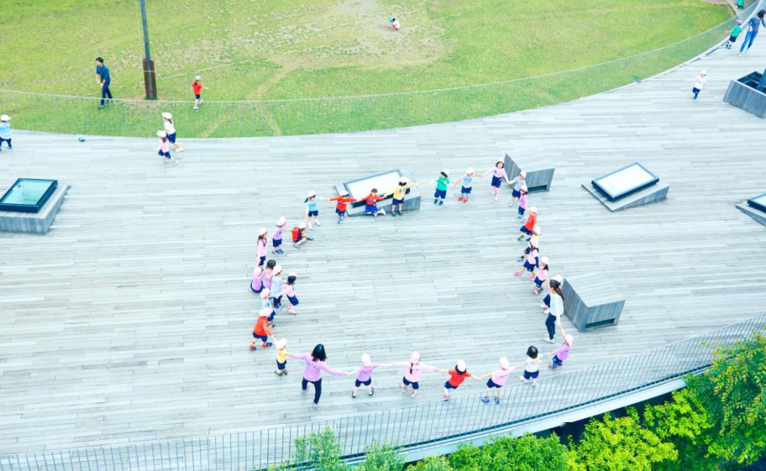 極簡設(shè)計(jì)的幼兒園成為孩子釋放天性的樂園